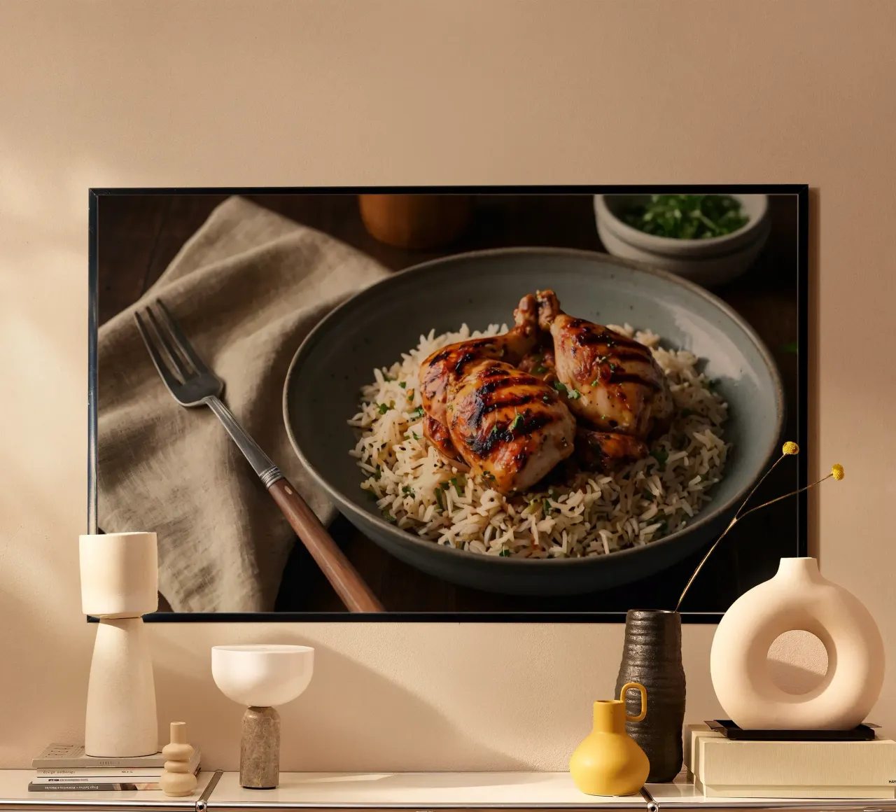 Pollo alla griglia servito su riso profumato con erbe fresche i poster con telaio in legno da DesignDoodle