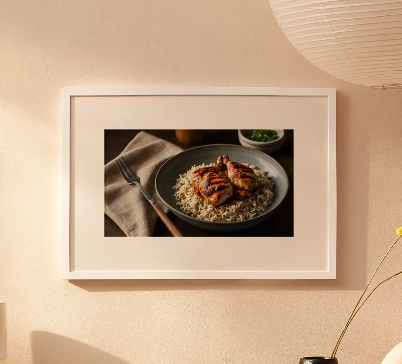 Pollo alla griglia servito su riso profumato con erbe fresche i poster con telaio in legno da DesignDoodle