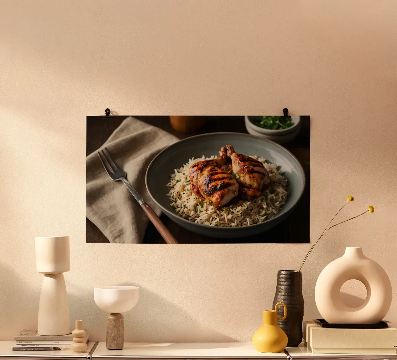 Pollo alla griglia servito su riso profumato con erbe fresche i poster con telaio in legno da DesignDoodle