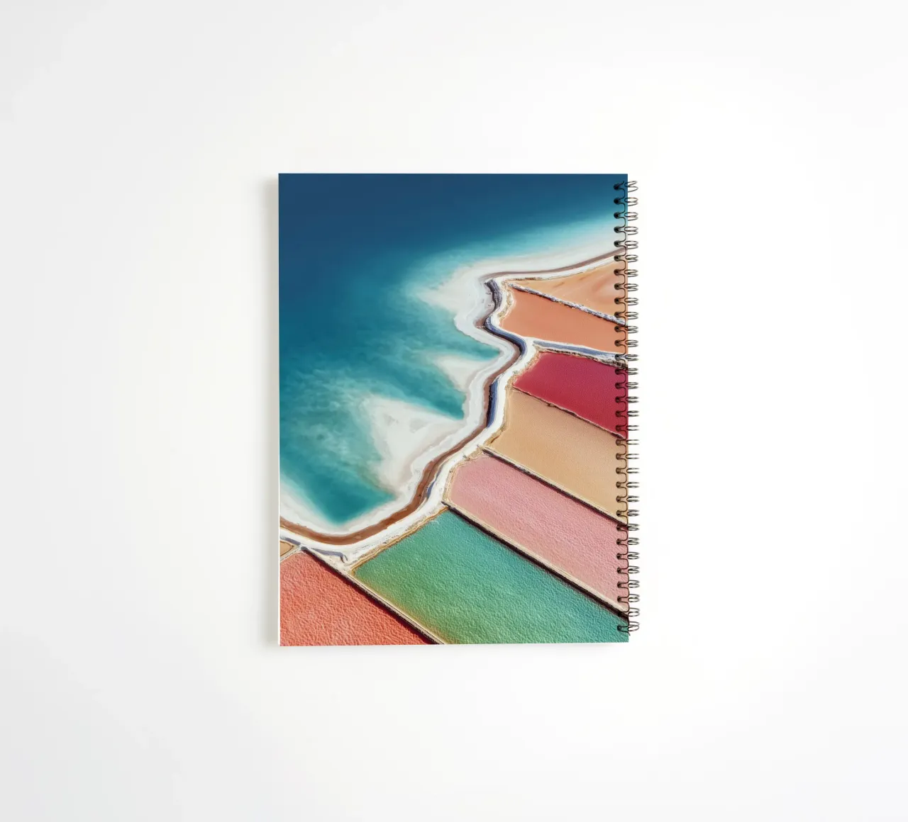 Levendige zoutpannen Abstract luchtfoto notitieboek met spiraal van Indigo Tides Art
