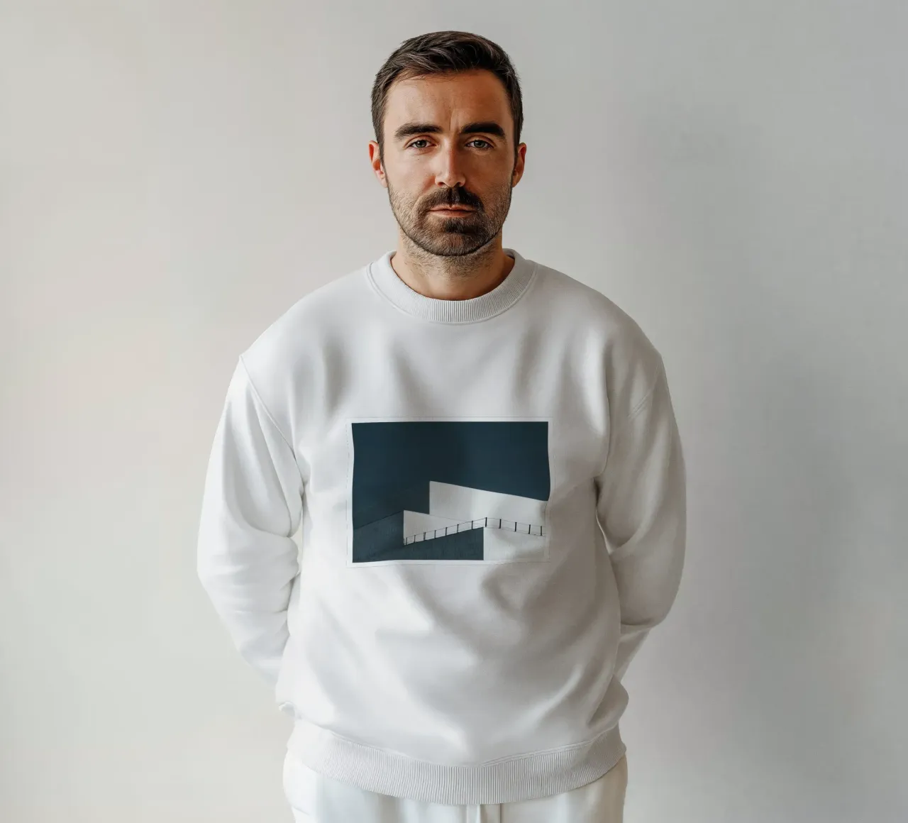 Helsinki - Linee pure sotto un cielo denso felpa da Affiches Minimalistes