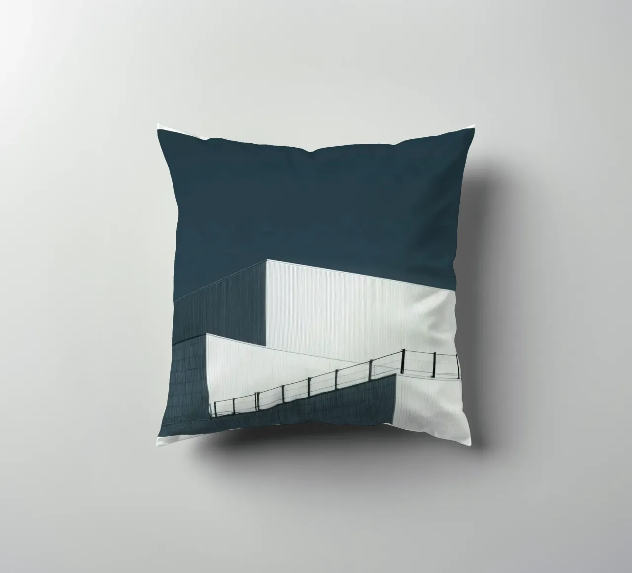 Helsinki - Linee pure sotto un cielo denso cuscino da Minimalistic