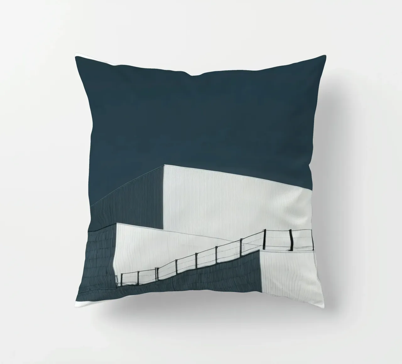 Helsinki - Linee pure sotto un cielo denso cuscino da Minimalistic
