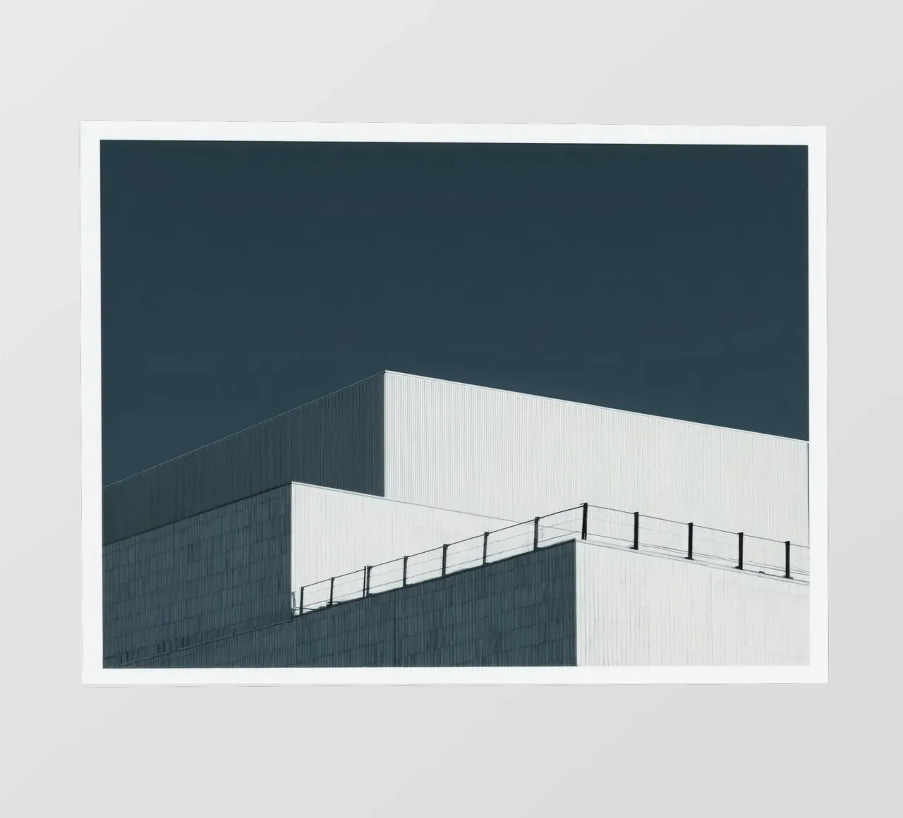 Helsinki - Linee pure sotto un cielo denso telo in pvc da Affiches Minimalistes