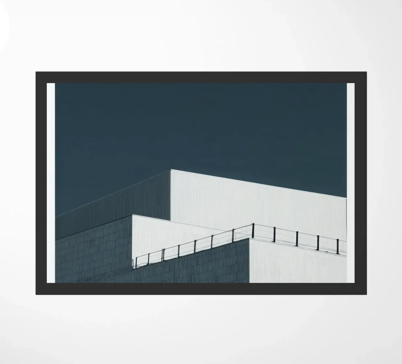 Helsinki - Linee pure sotto un cielo denso zerbino da Affiches Minimalistes