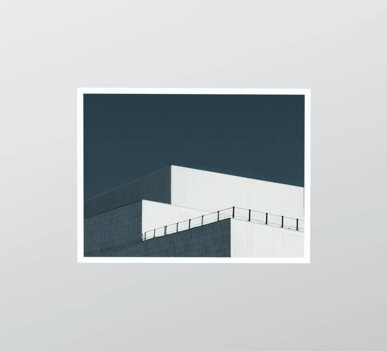 Helsinki - Linee pure sotto un cielo denso adesivo da Affiches Minimalistes