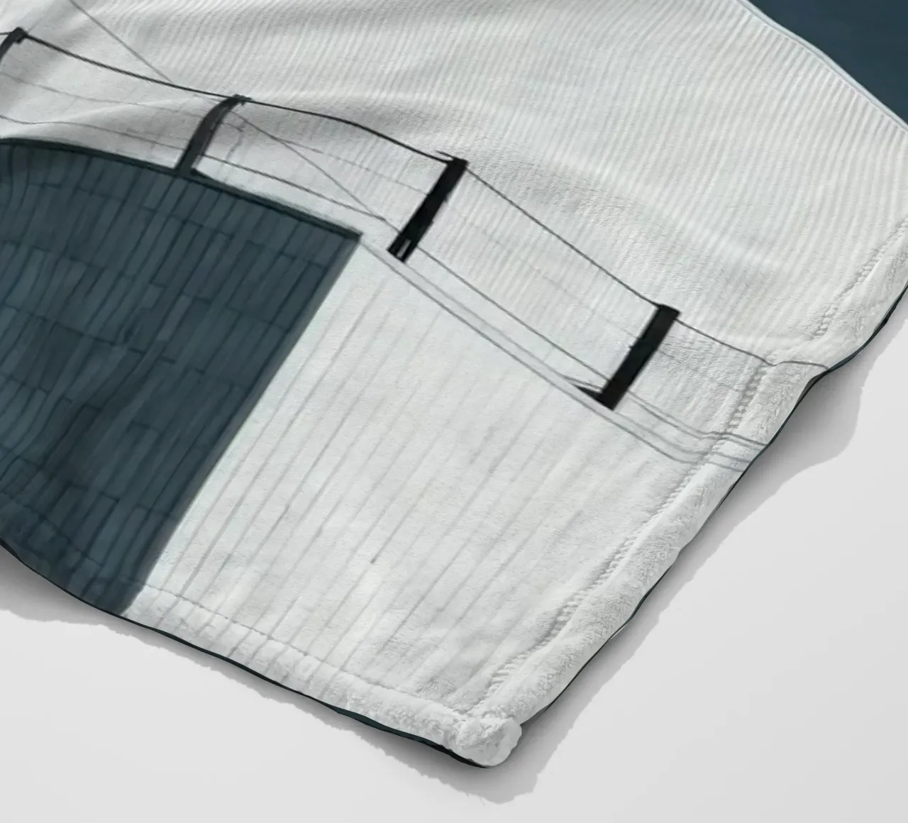Helsinki - Linee pure sotto un cielo denso coperta in pile da Minimalistic