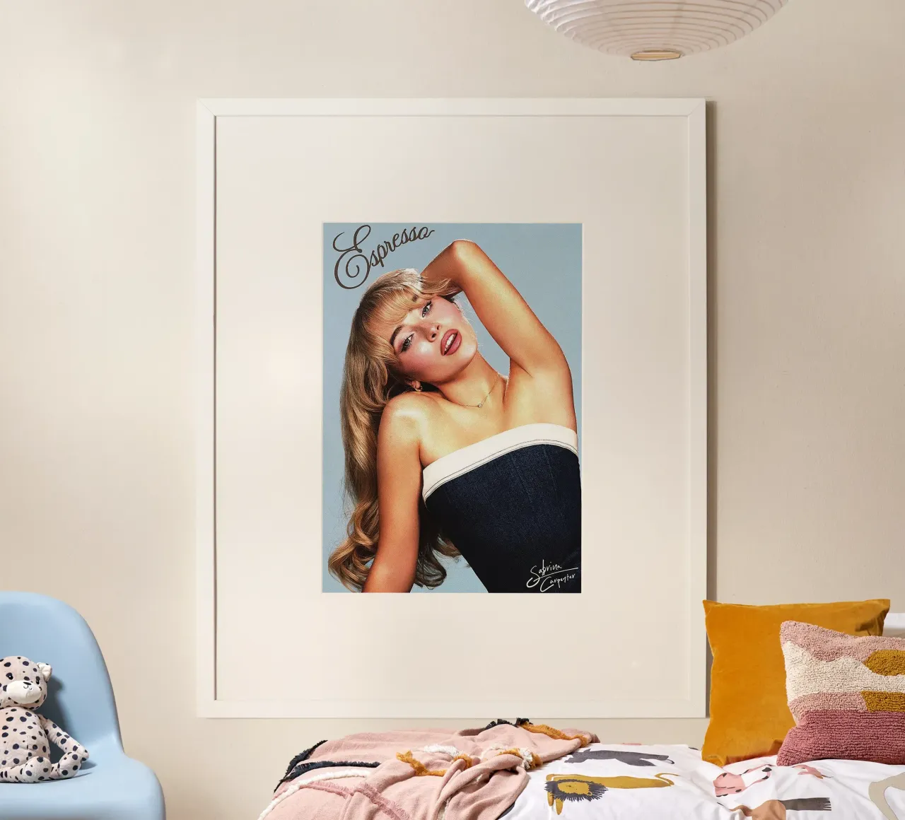Sabrina Carpenter – Espresso poster met houten frame van Attaboy Dsgn