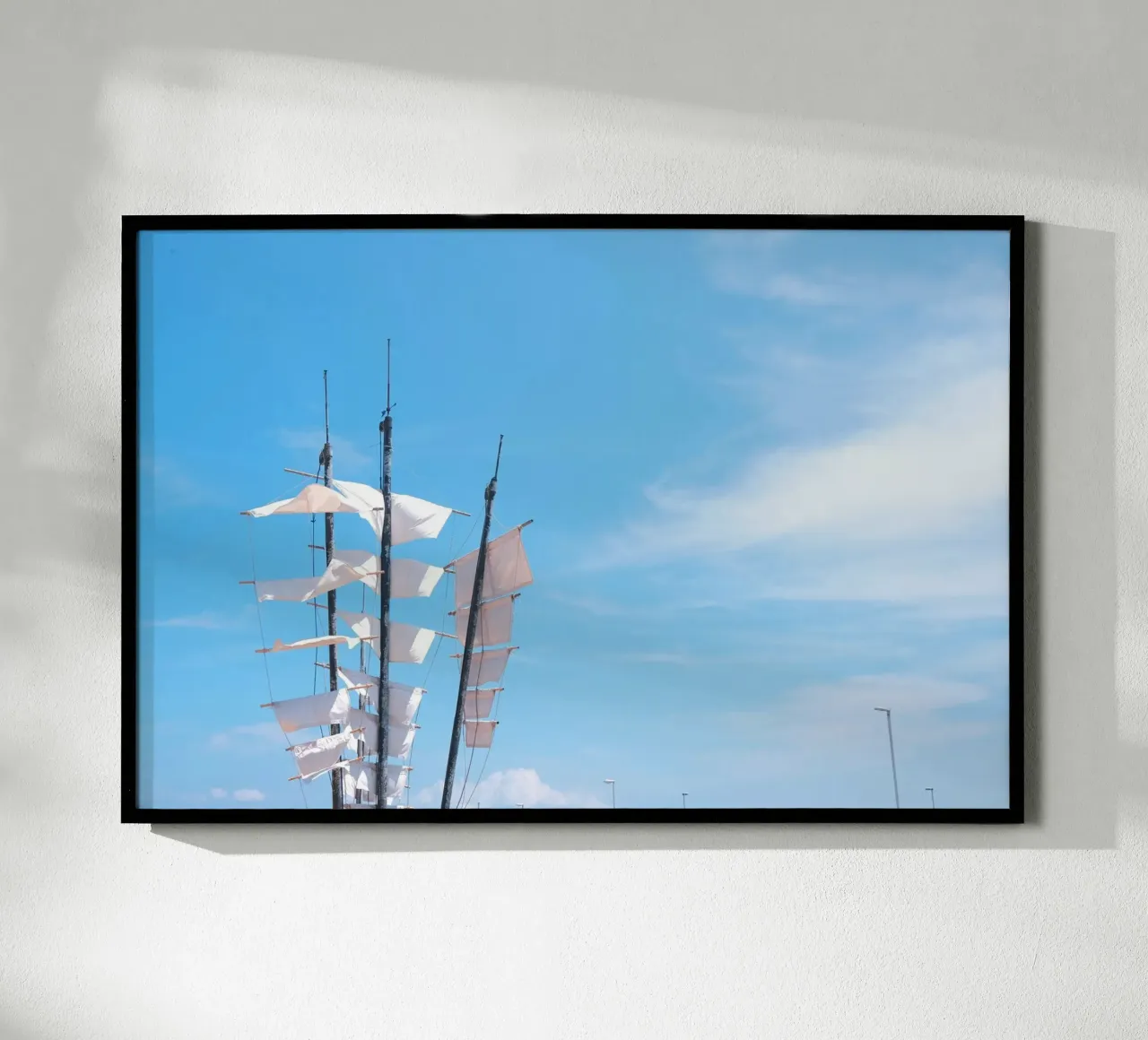 sole in barca a vela poster con telaio in plastica da Earthly Visions