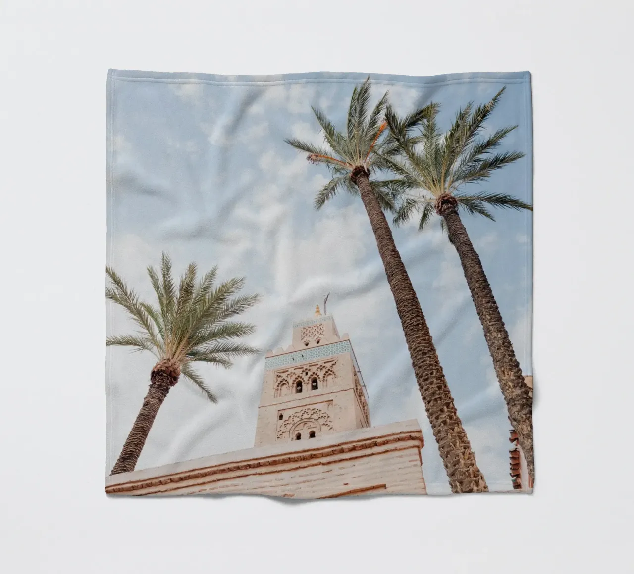 Mosque in Marrakesh coperta in pile da photolovers
