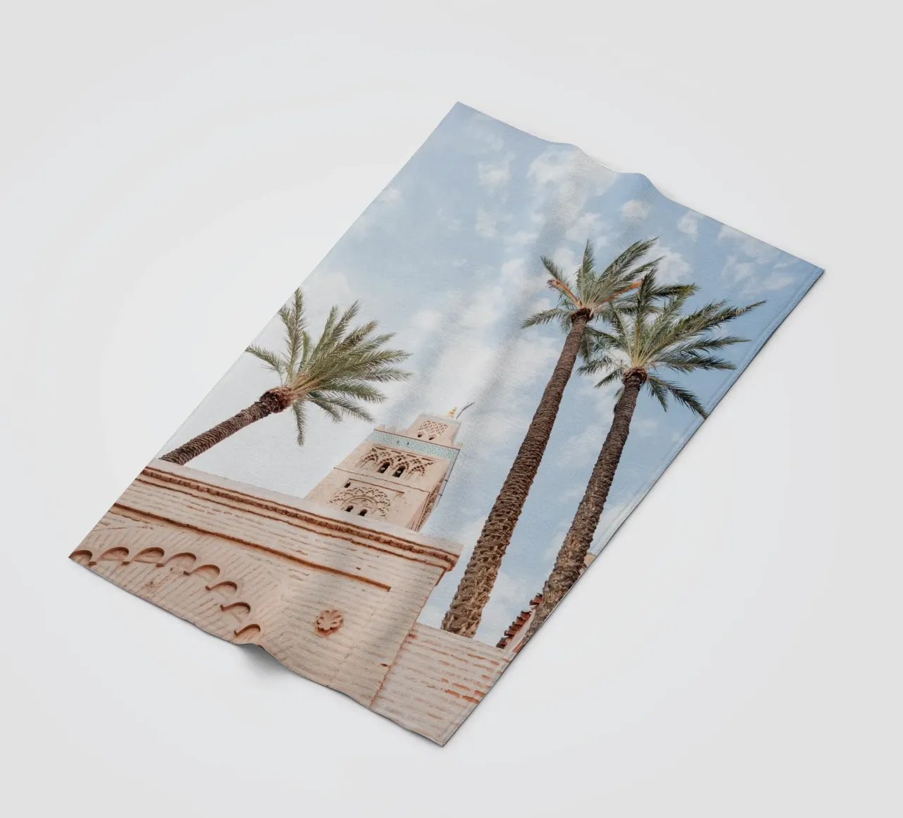 Mosque in Marrakesh coperta in pile da photolovers