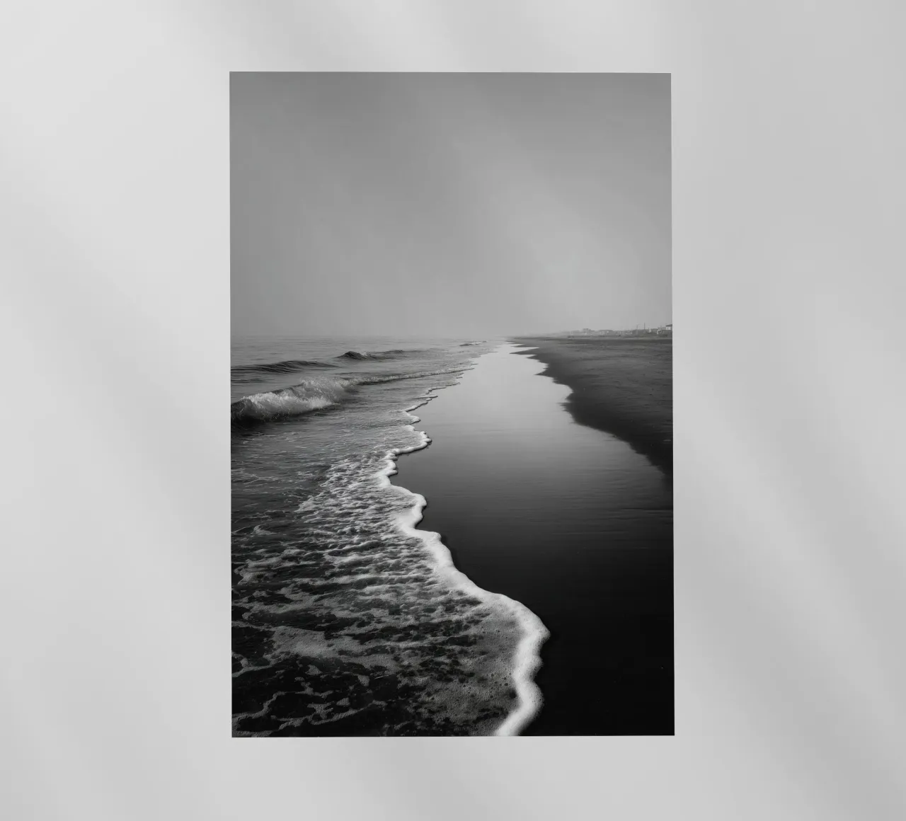 Spiaggia minimalista in bianco e nero pellicola backlit da Indigo Tides Art