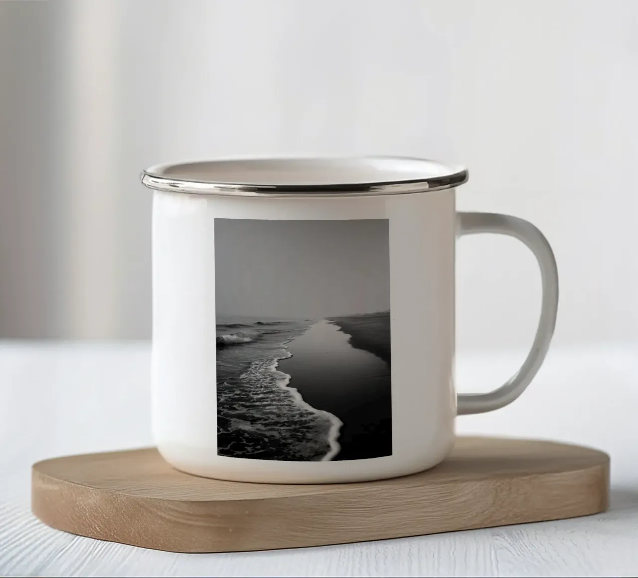 Spiaggia minimalista in bianco e nero tazza in smalto da Indigo Tides Art