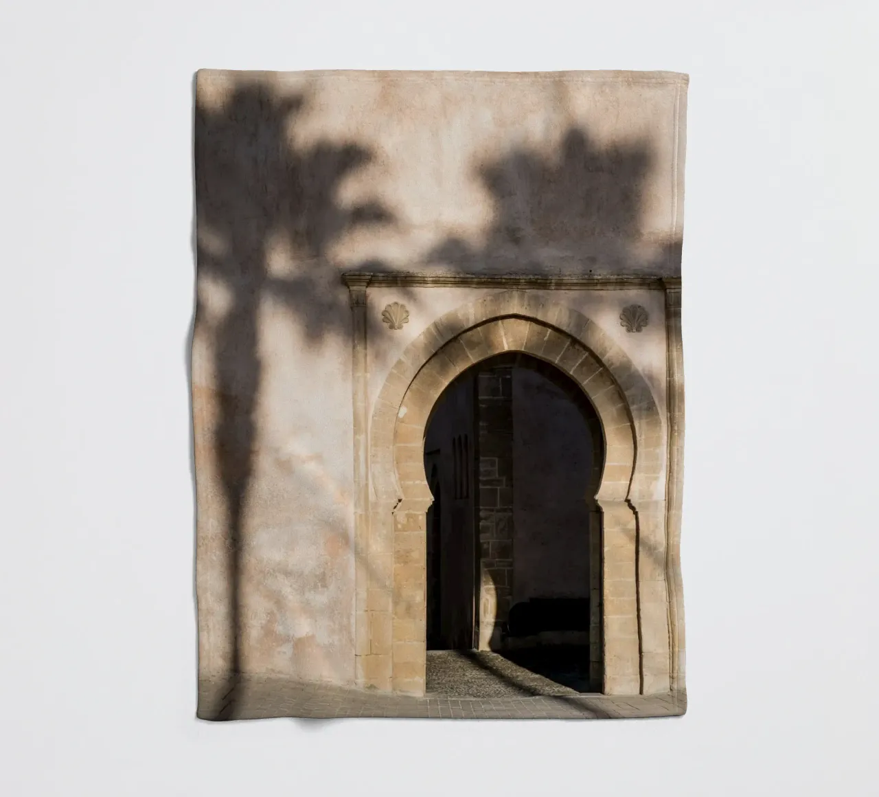 Shadow of a tree on the wall coperta in pile da photolovers