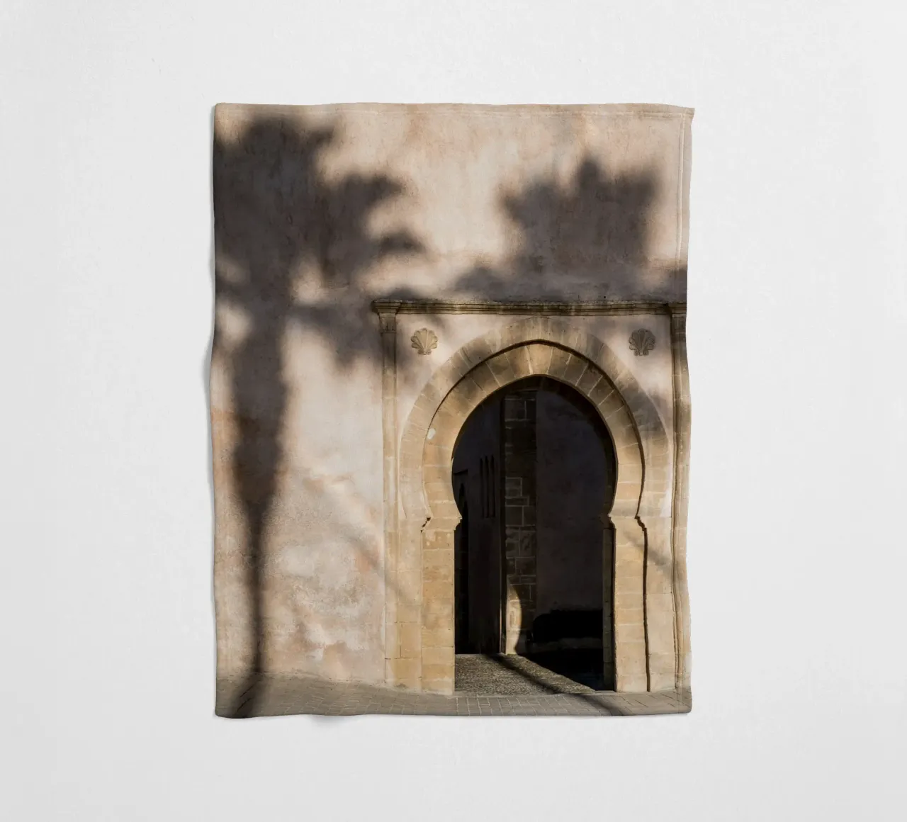 Shadow of a tree on the wall coperta in pile da photolovers