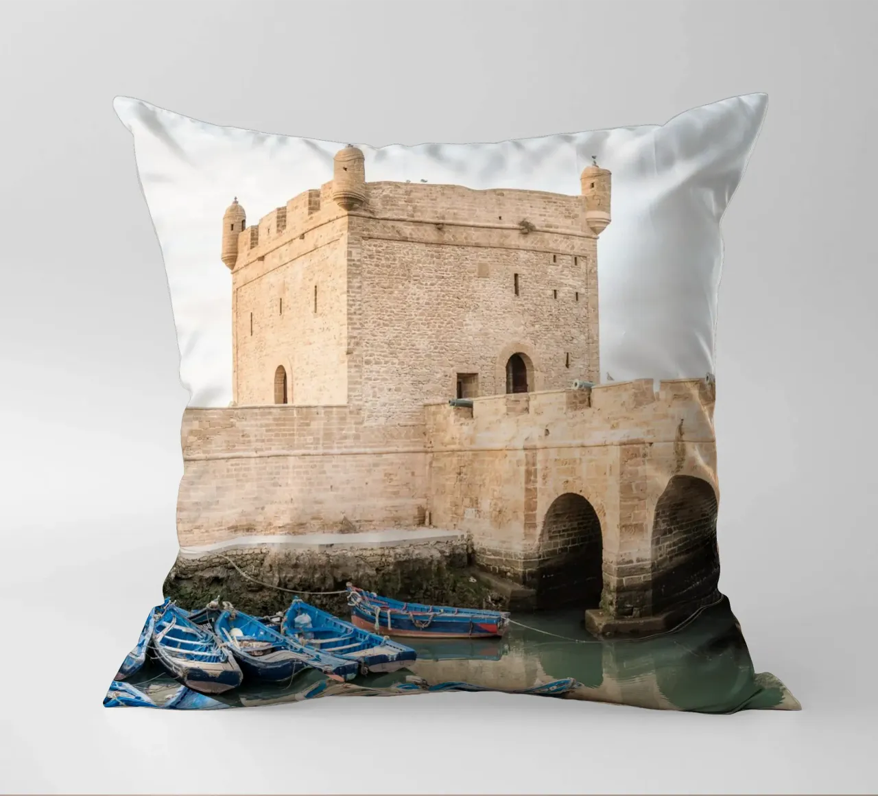 Harbor in Essaouira cuscino da photolovers