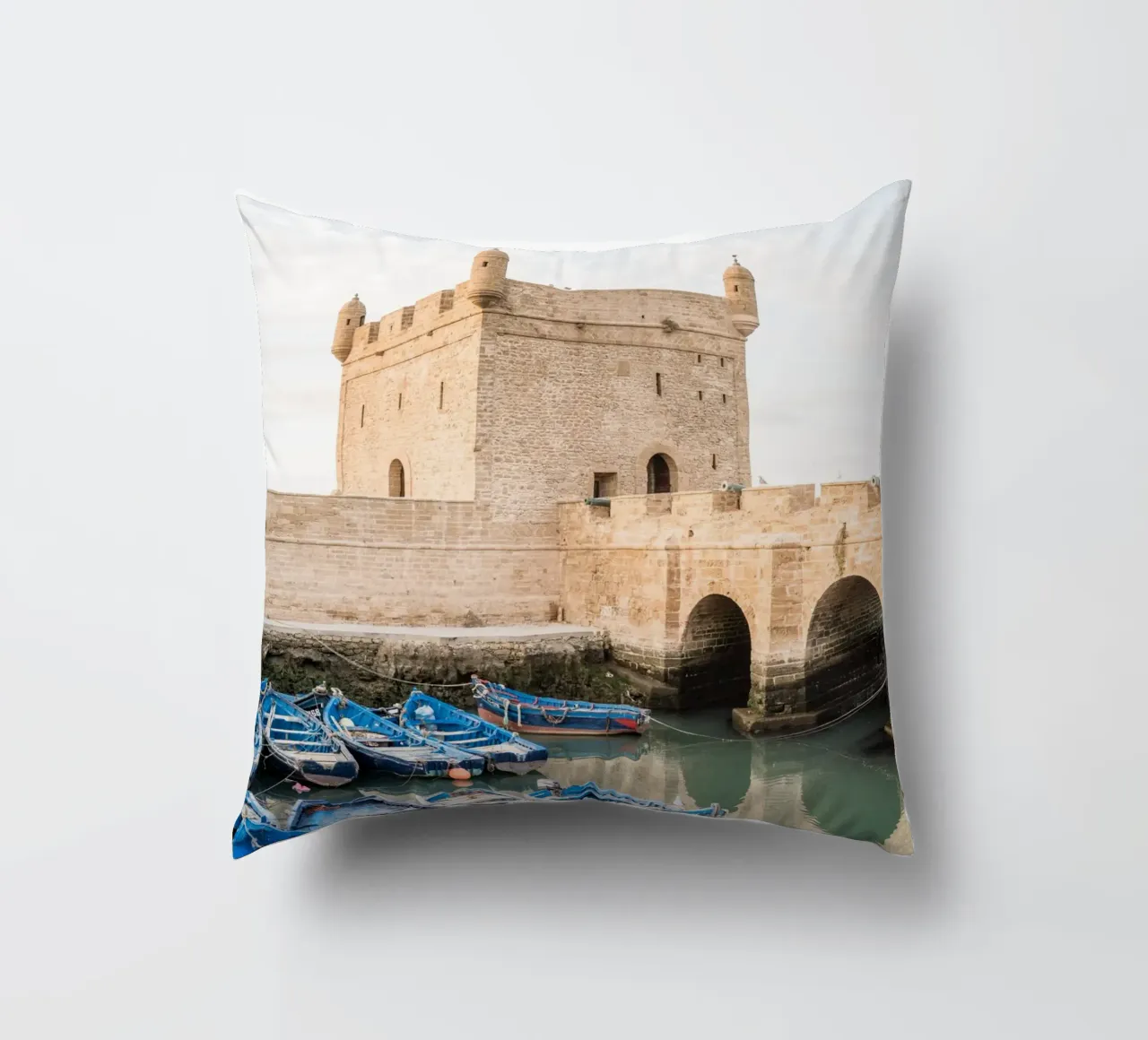 Harbor in Essaouira cuscino da photolovers