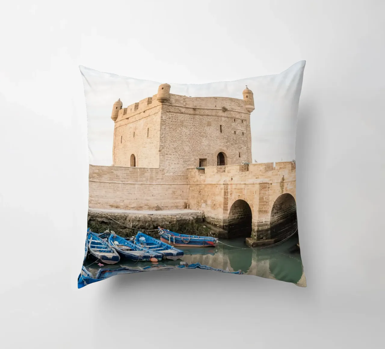 Harbor in Essaouira cuscino da photolovers