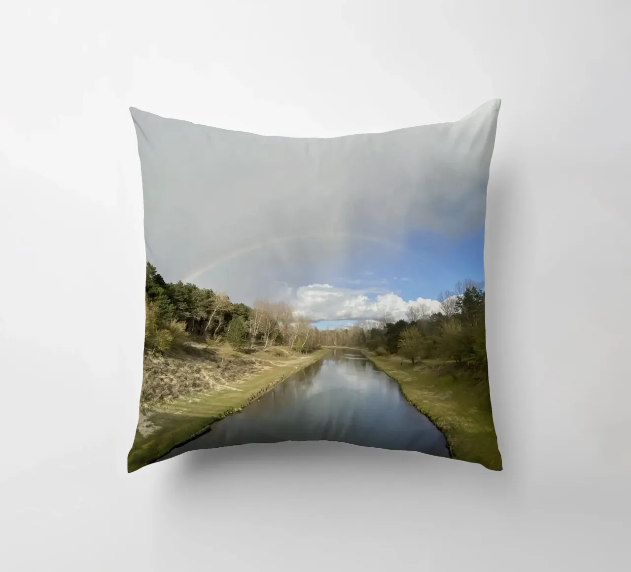 Arcobaleno sull'acqua cuscino da RealLifeMoments