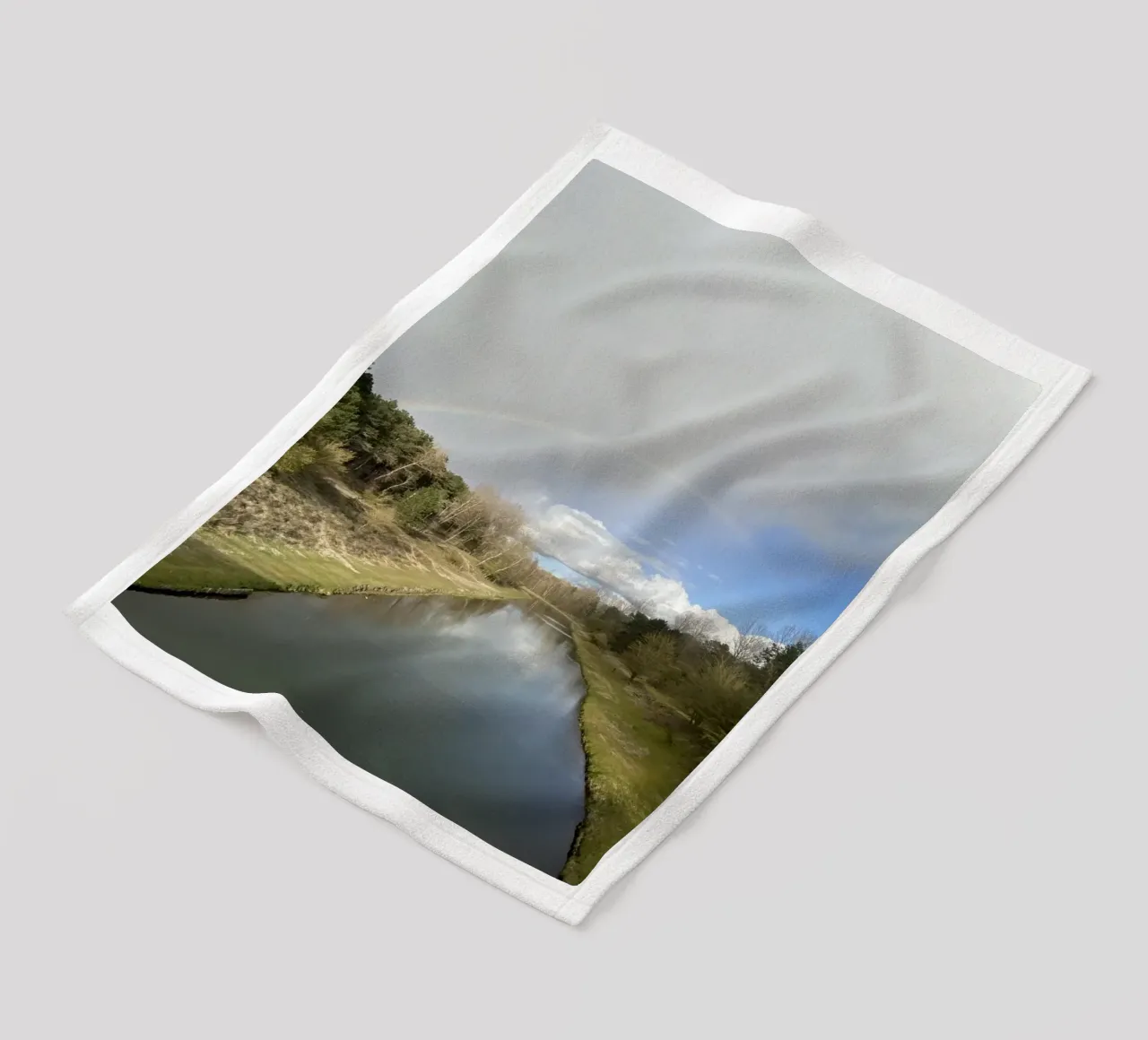 Arcobaleno sull'acqua coperta in pile da RealLifeMoments