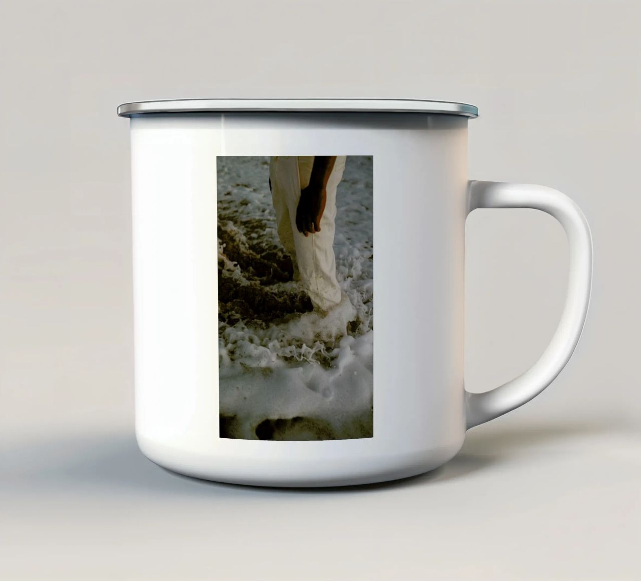 White Foam tazza in smalto da Chris Abatzis