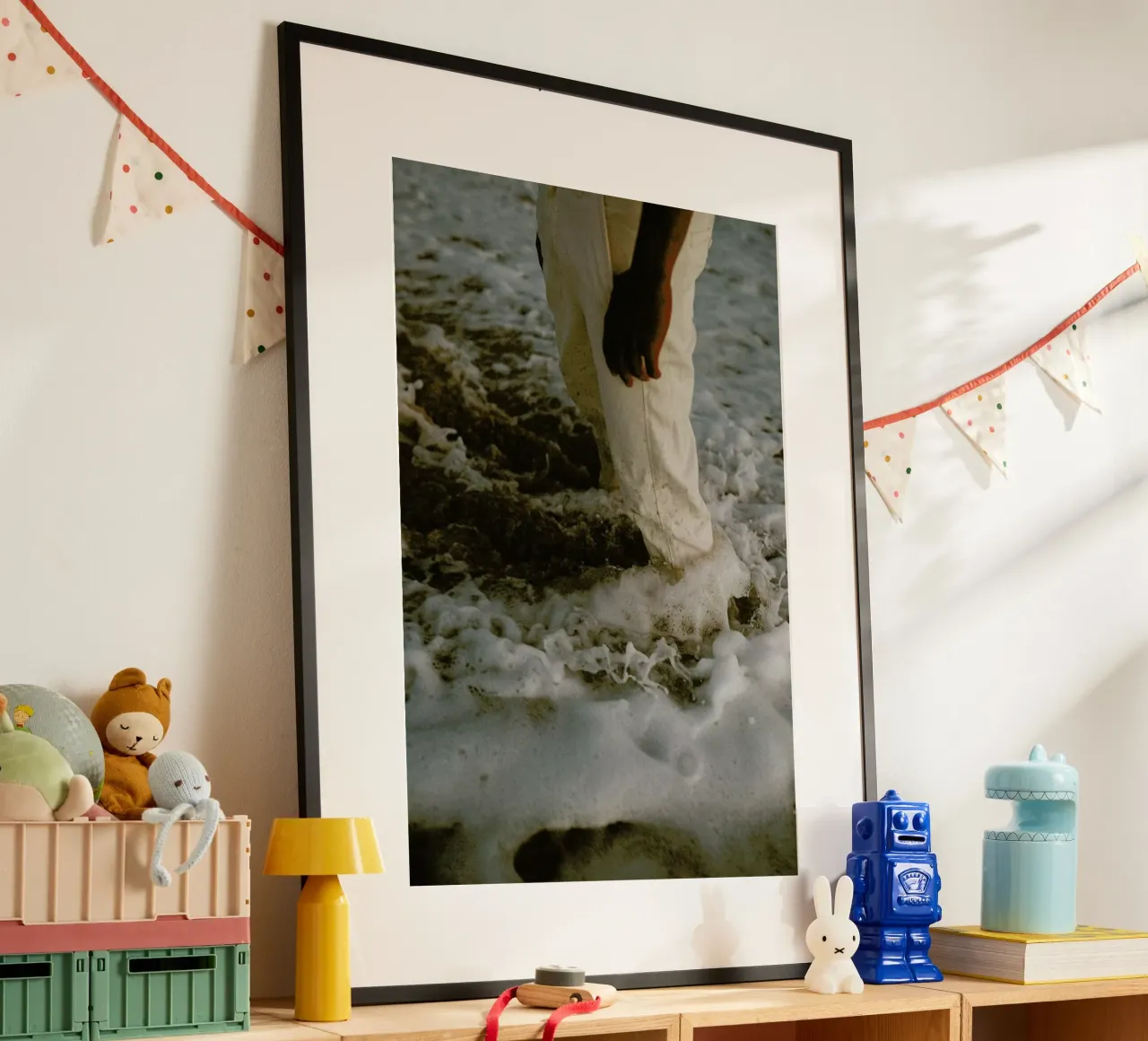 White Foam poster con telaio in plastica da Chris Abatzis