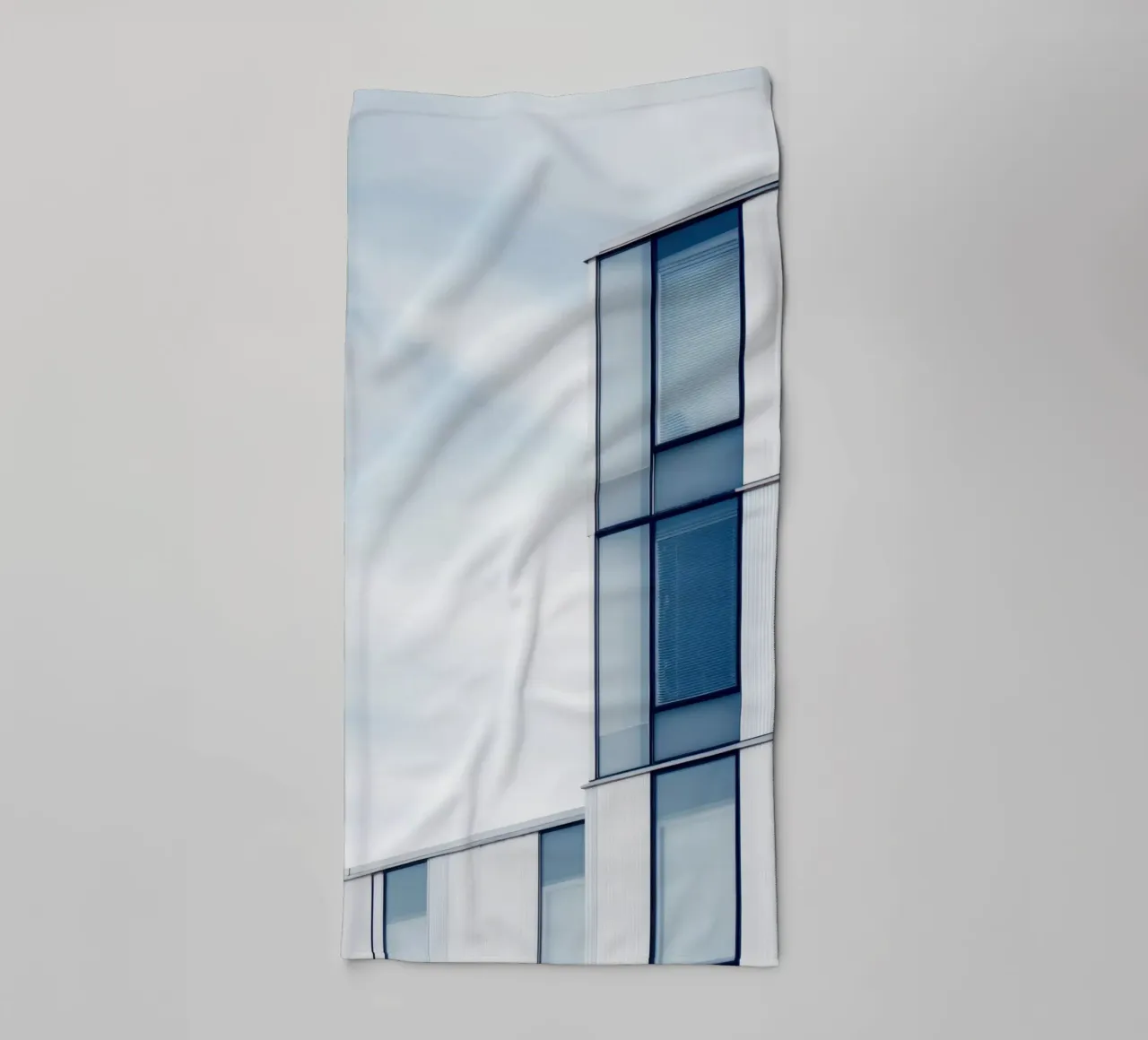 Helsinki Modulée - Luce soffusa sulla modernità nordica asciugamano da bagno da Affiches Minimalistes