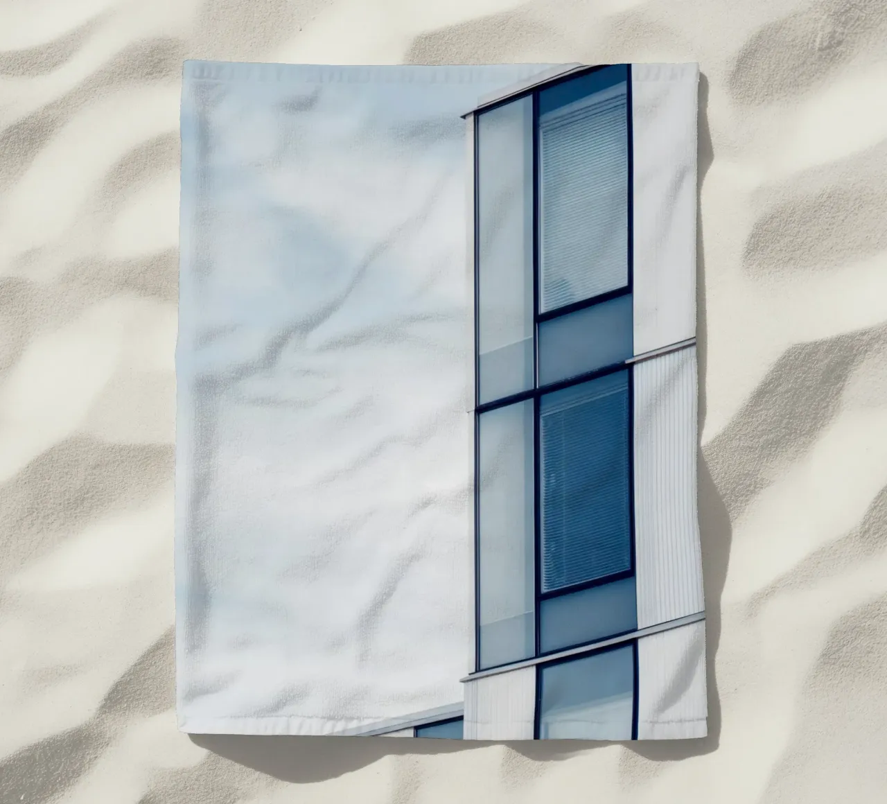 Helsinki Modulée - Mildes Licht auf nordische Modernität Strandtuch von Minimalistic
