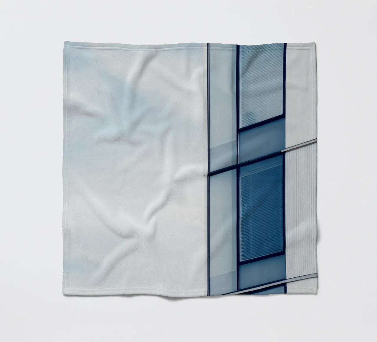 Helsinki Modulée - Mildes Licht auf nordische Modernität Fleecedecke von Minimalistic
