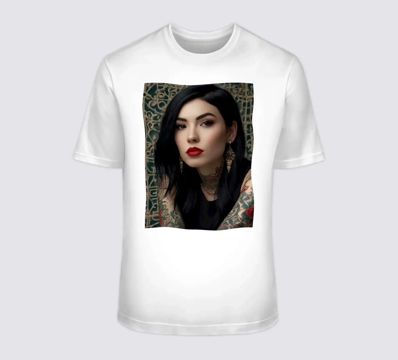 Una donna moderna con tatuaggi intricati posa contro un'immagine ornata. t-shirt da DesignDoodle