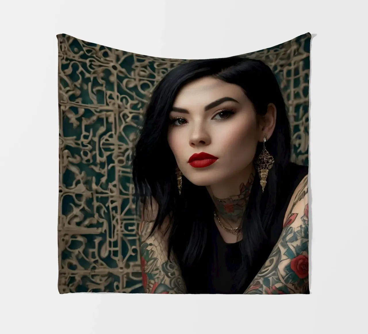 Una donna moderna con tatuaggi intricati posa contro un'immagine ornata. coperta in pile da DesignDoodle