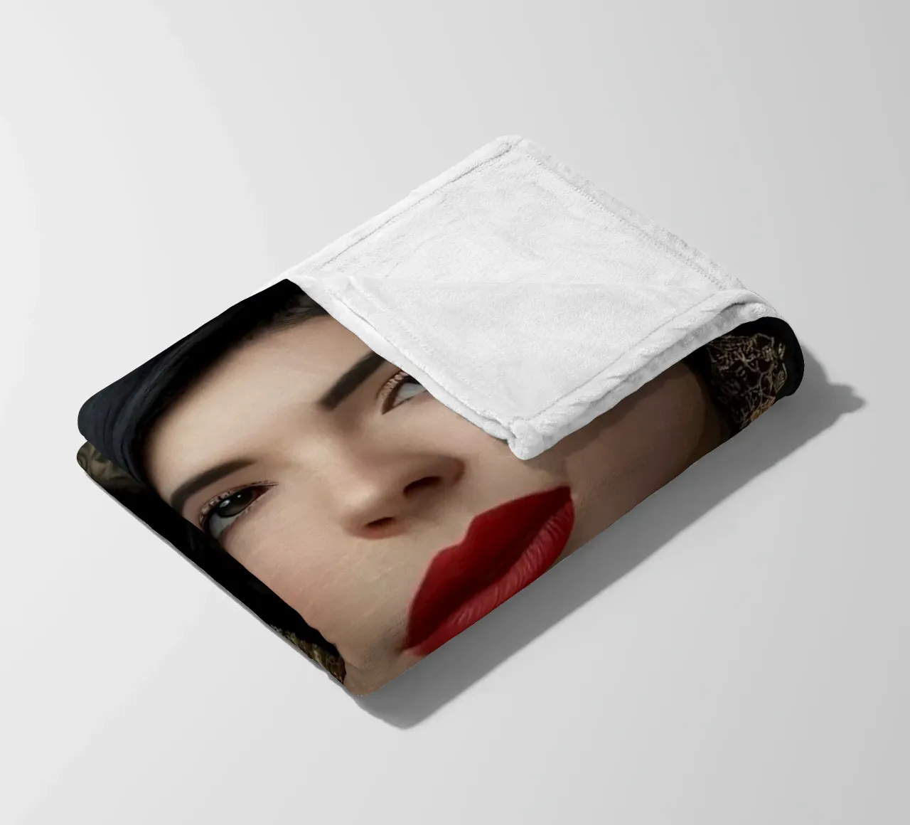 Una donna moderna con tatuaggi intricati posa contro un'immagine ornata. coperta in pile da DesignDoodle