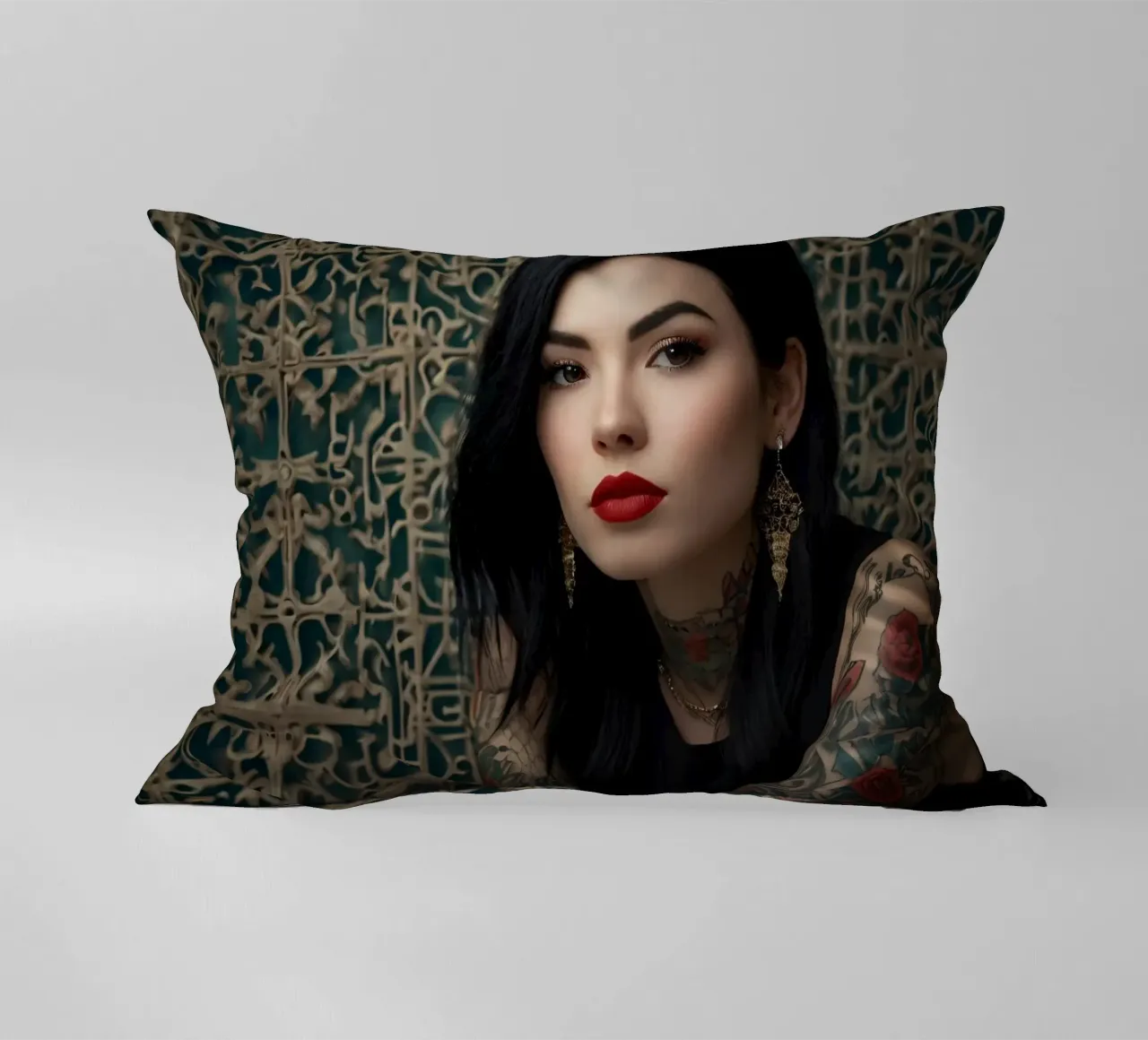 Una donna moderna con tatuaggi intricati posa contro un'immagine ornata. cuscino da DesignDoodle