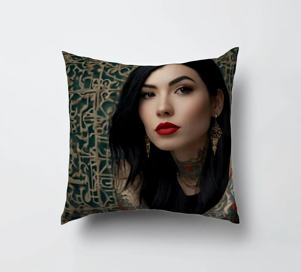 Una donna moderna con tatuaggi intricati posa contro un'immagine ornata. cuscino da DesignDoodle