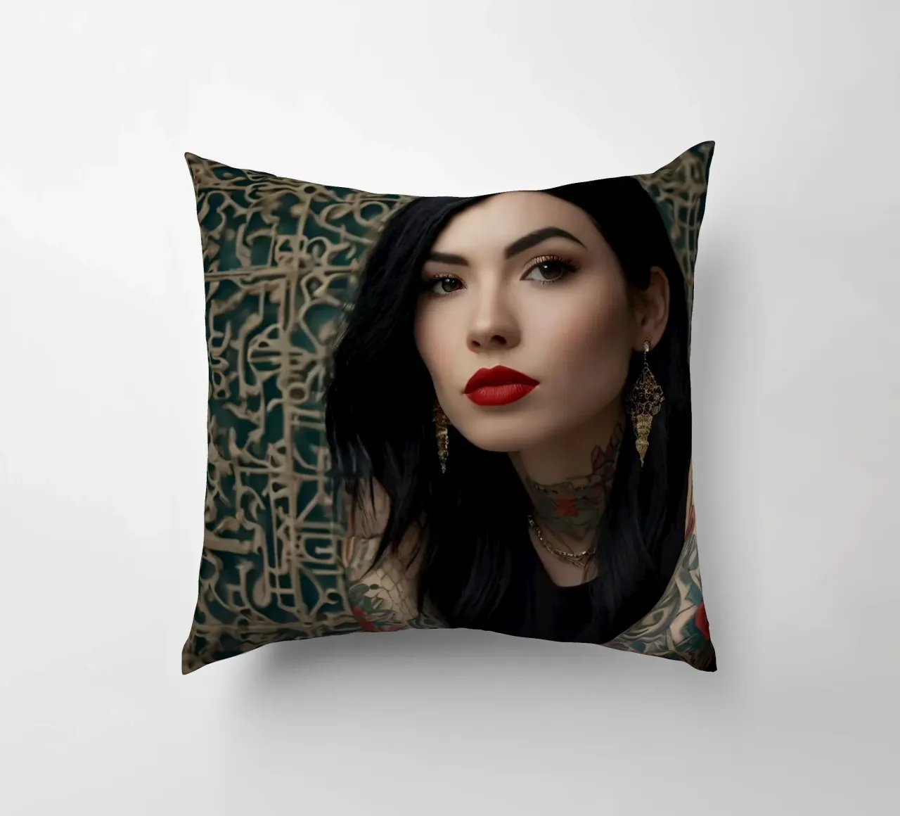 Una donna moderna con tatuaggi intricati posa contro un'immagine ornata. cuscino da DesignDoodle