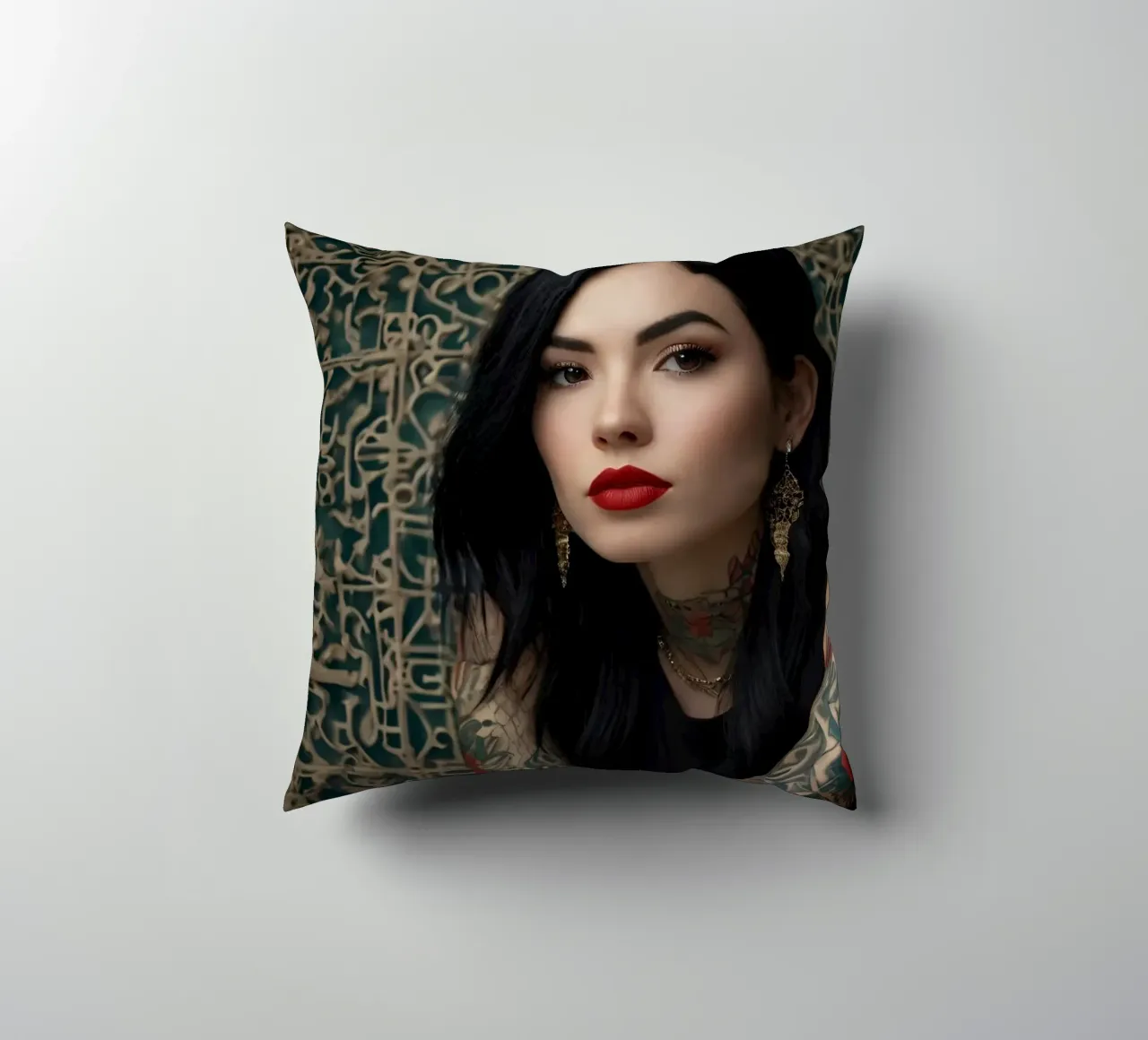 Una donna moderna con tatuaggi intricati posa contro un'immagine ornata. cuscino da DesignDoodle
