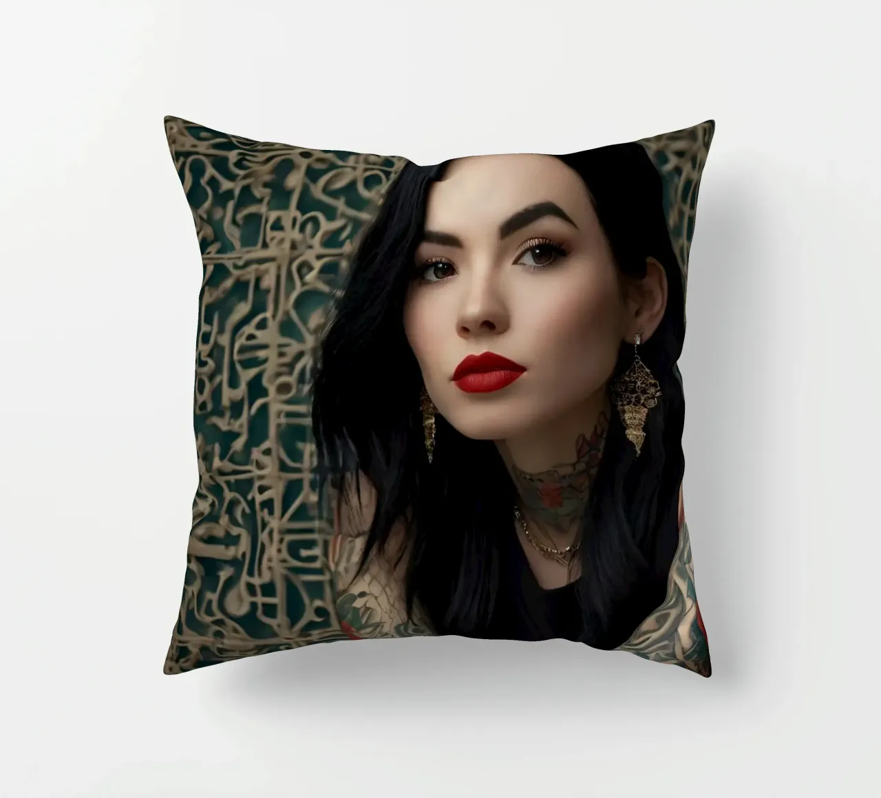 Una donna moderna con tatuaggi intricati posa contro un'immagine ornata. cuscino da DesignDoodle