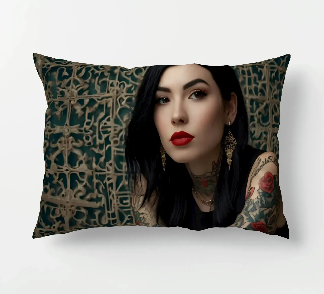 Una donna moderna con tatuaggi intricati posa contro un'immagine ornata. cuscino da DesignDoodle