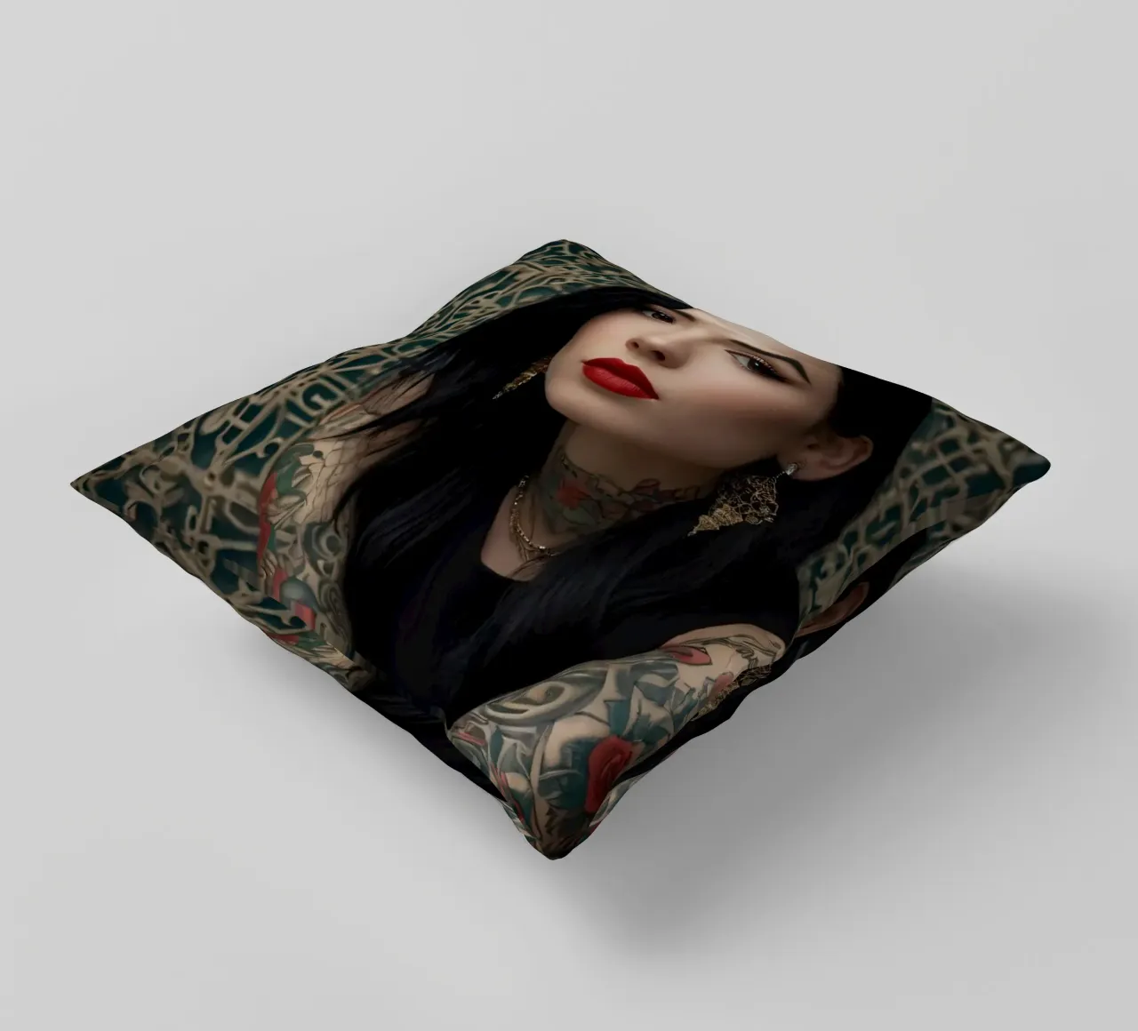 Una donna moderna con tatuaggi intricati posa contro un'immagine ornata. cuscino da DesignDoodle