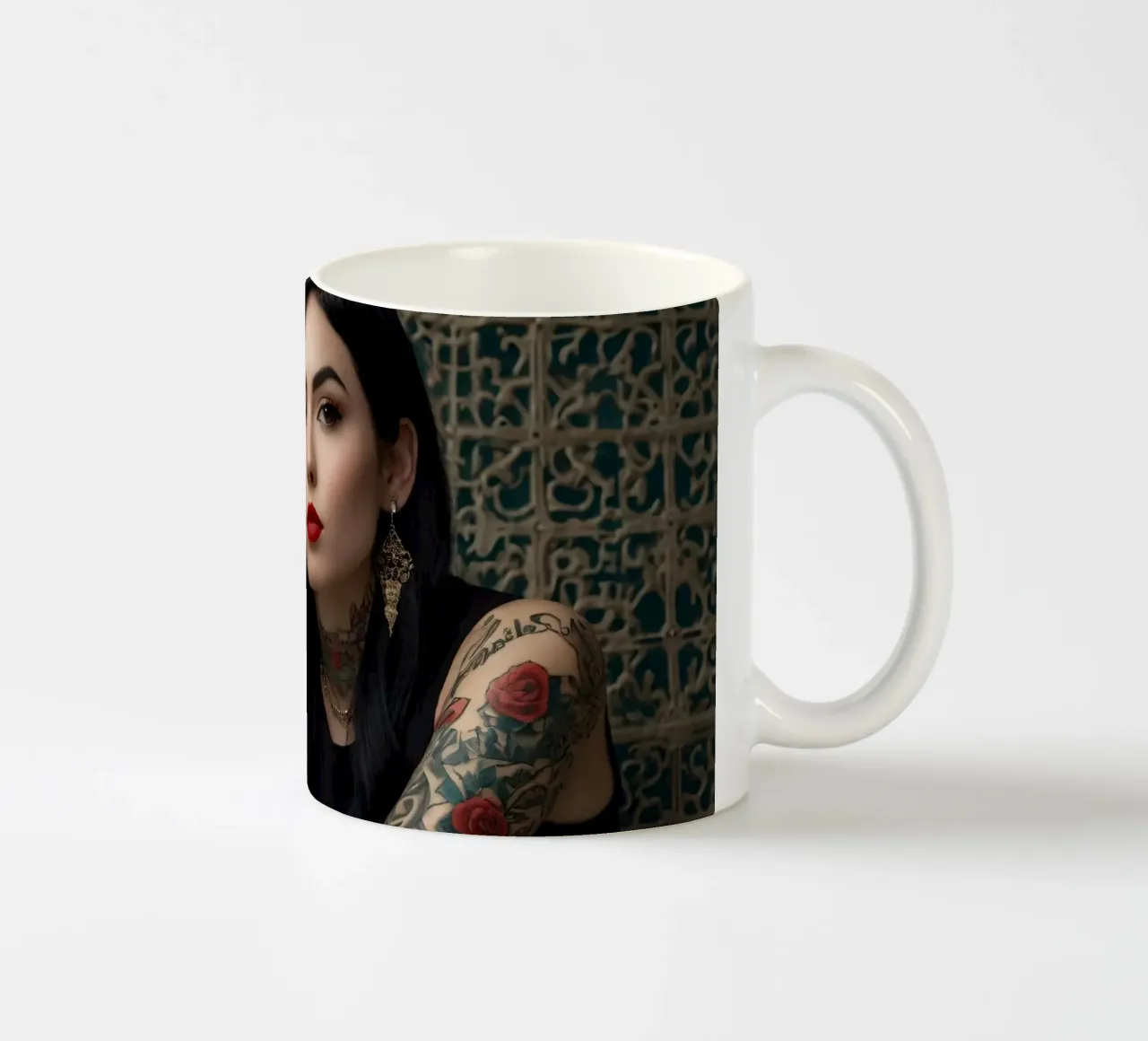 Una donna moderna con tatuaggi intricati posa contro un'immagine ornata. tazza in ceramica da DesignDoodle