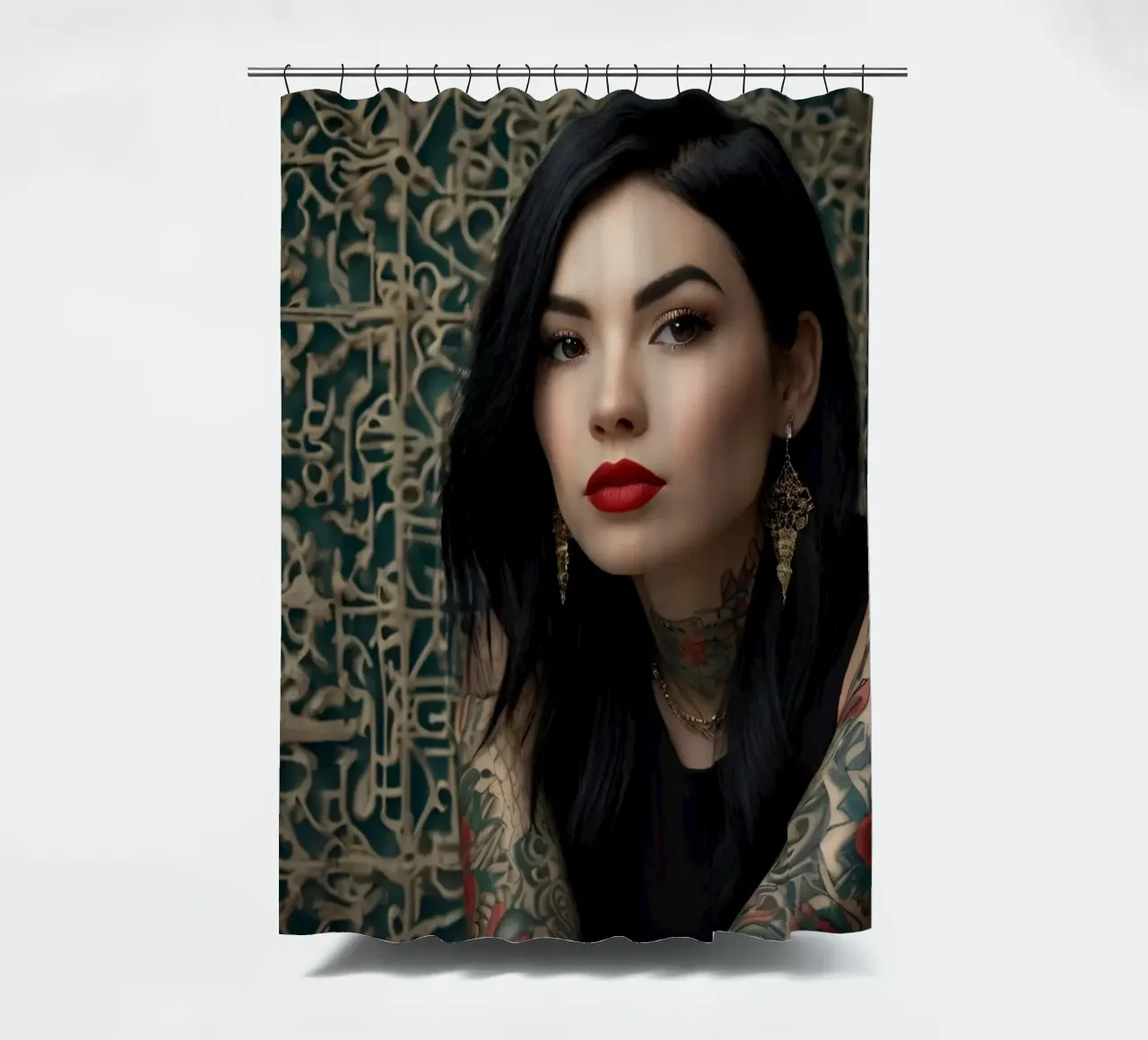 Una donna moderna con tatuaggi intricati posa contro un'immagine ornata. tenda da doccia da DesignDoodle