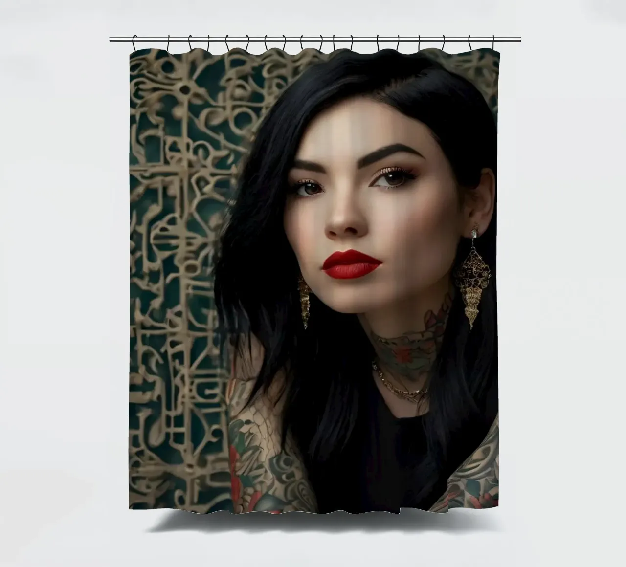 Una donna moderna con tatuaggi intricati posa contro un'immagine ornata. tenda da doccia da DesignDoodle