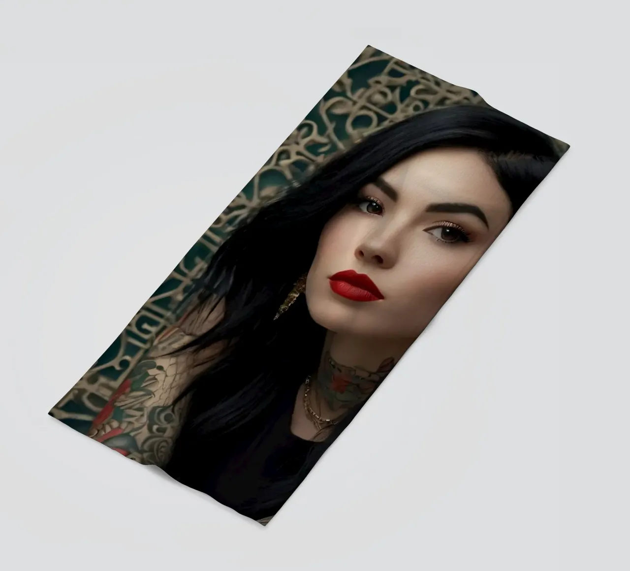 Una donna moderna con tatuaggi intricati posa contro un'immagine ornata. telo mare da DesignDoodle