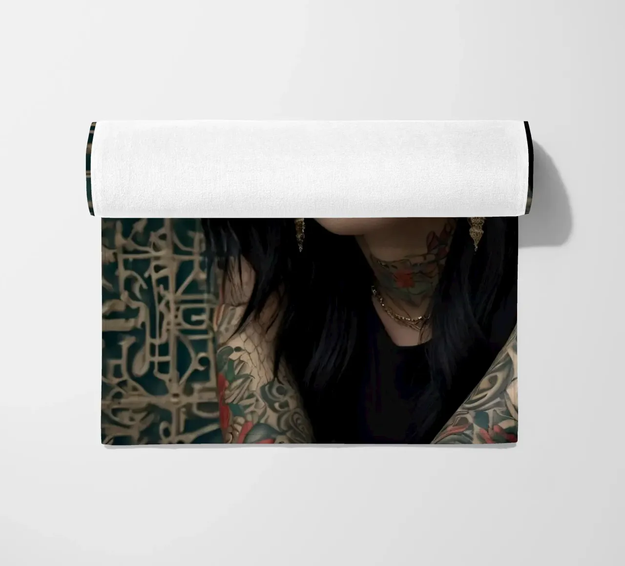 Una donna moderna con tatuaggi intricati posa contro un'immagine ornata. telo mare da DesignDoodle