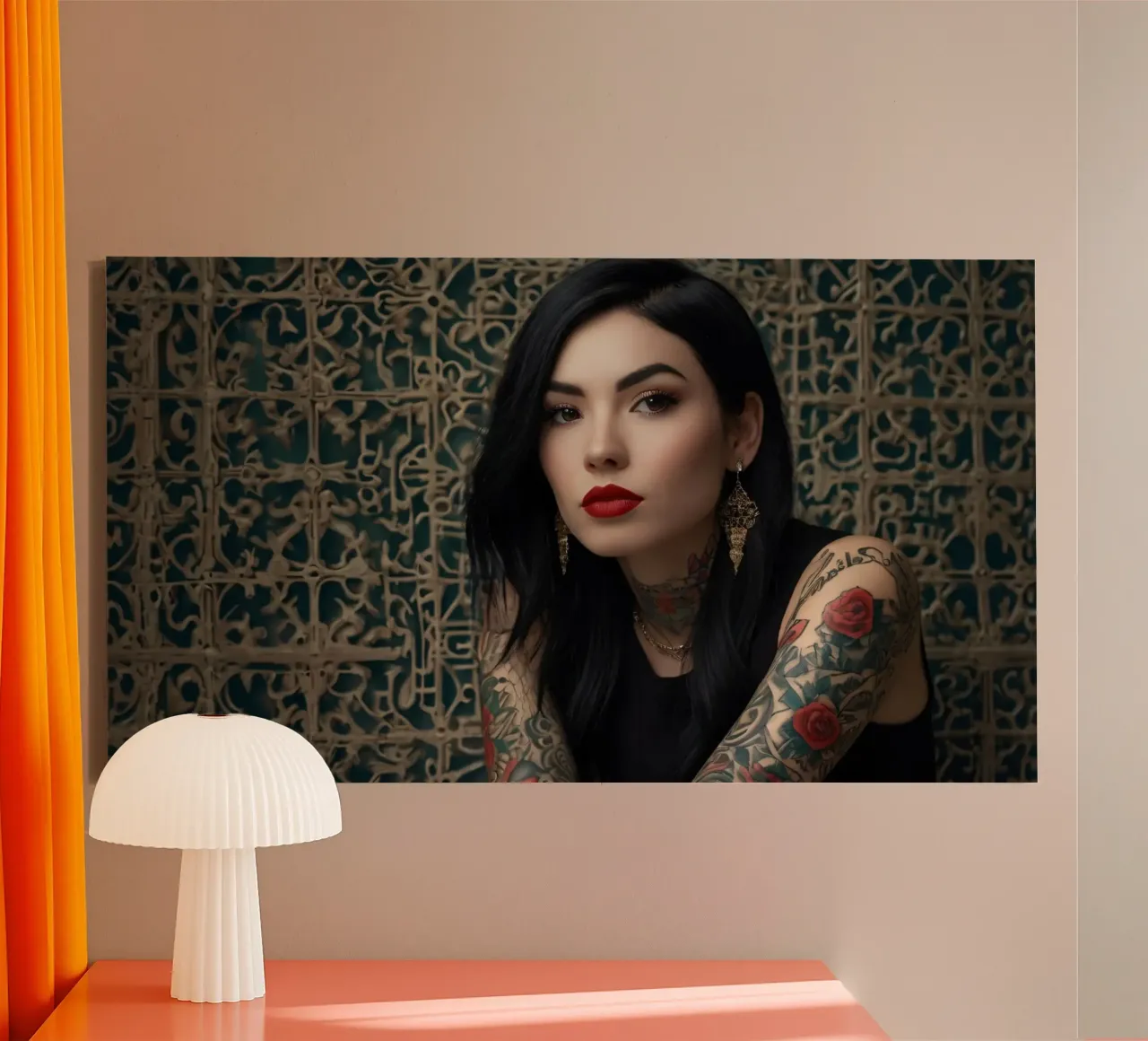 Una donna moderna con tatuaggi intricati posa contro un'immagine ornata. tela con Cornice a cassetta da DesignDoodle