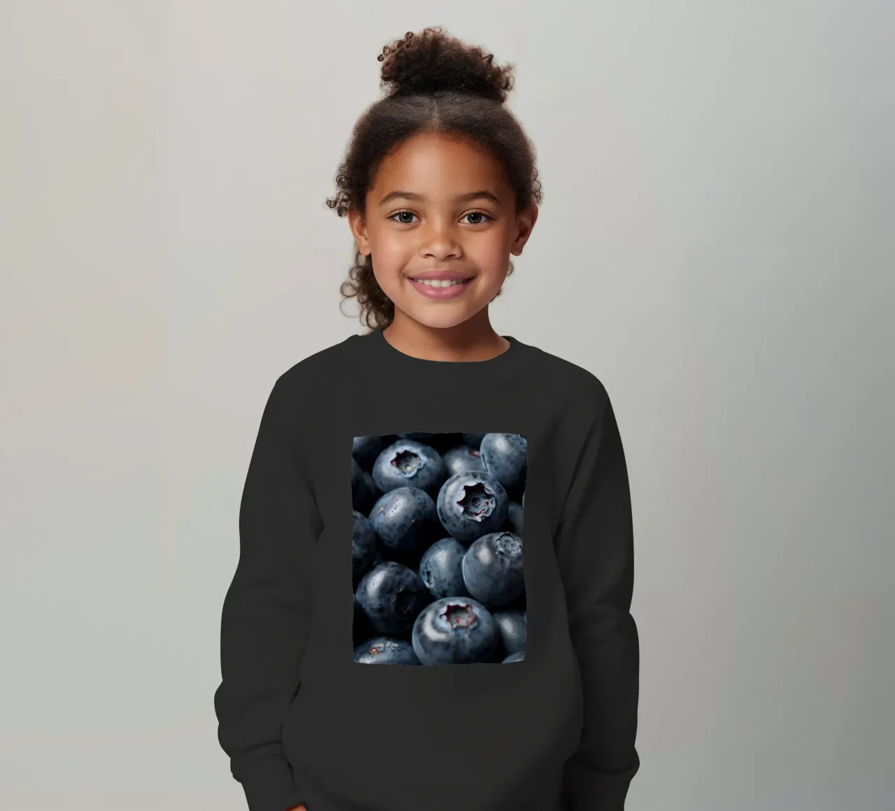 Mirtilli freschi raccolti in una fattoria locale felpa bambino da DesignDoodle