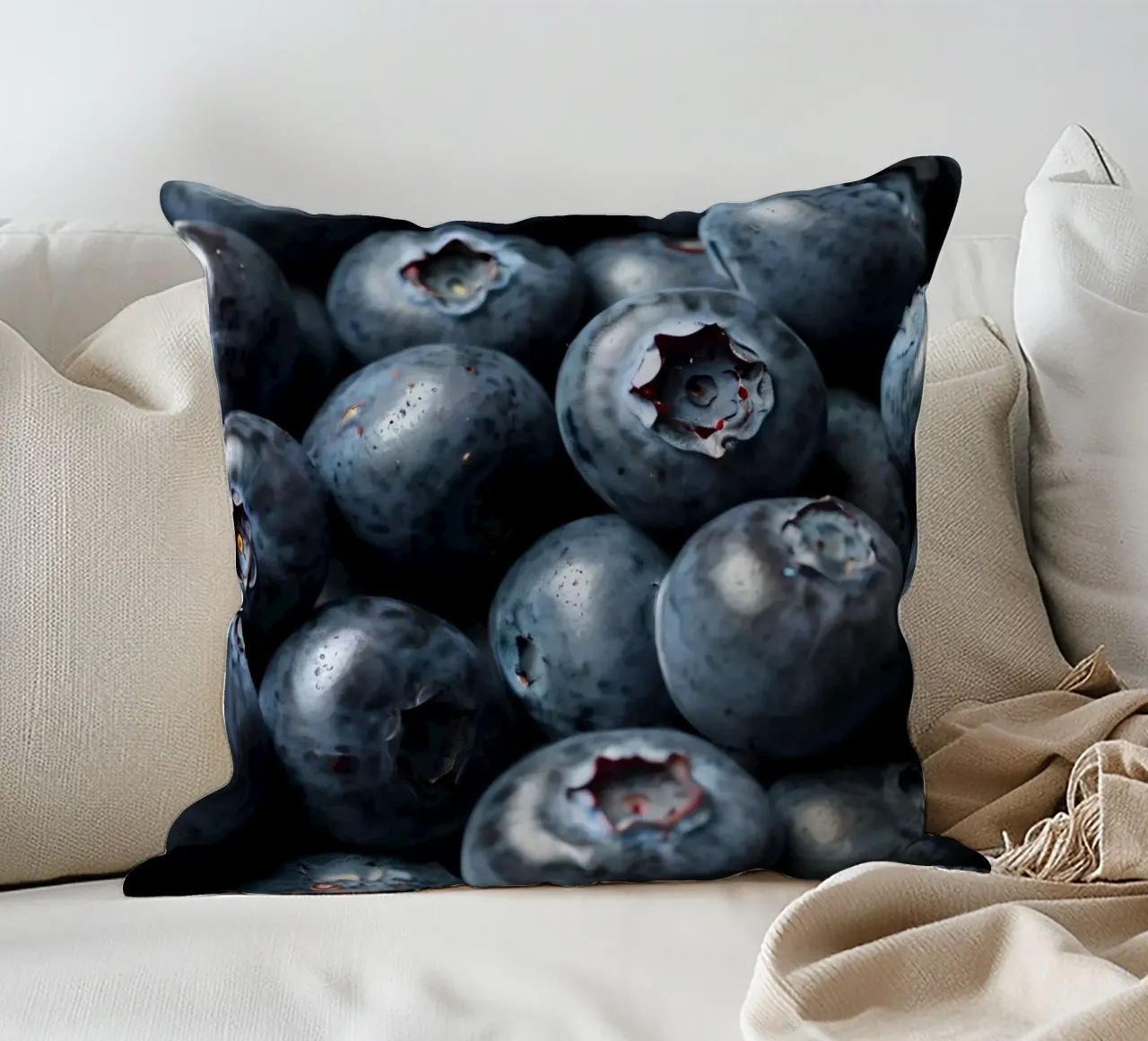 Mirtilli freschi raccolti in una fattoria locale cuscino da DesignDoodle
