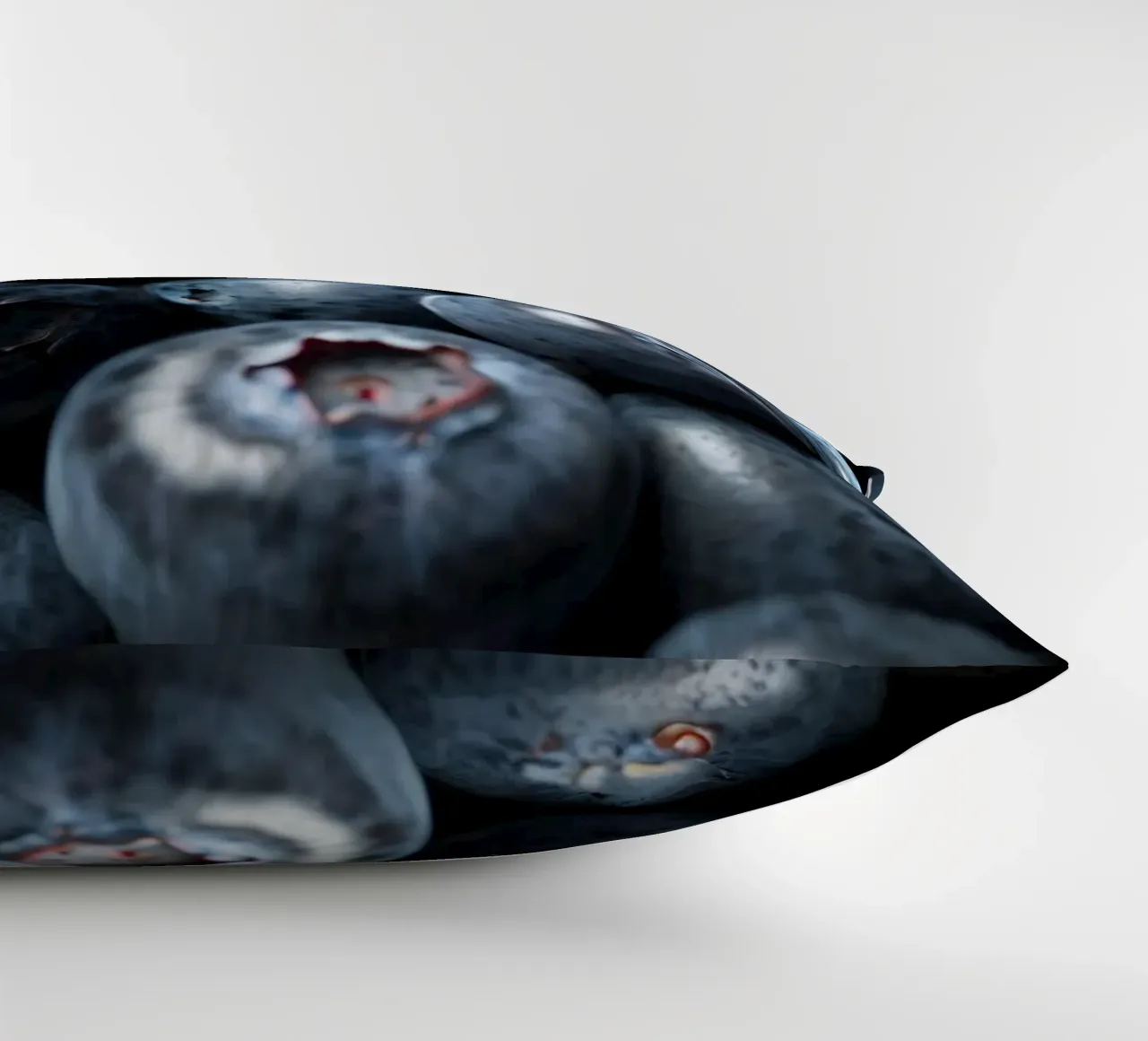 Mirtilli freschi raccolti in una fattoria locale cuscino da DesignDoodle