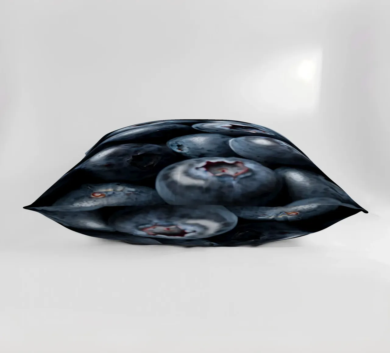 Mirtilli freschi raccolti in una fattoria locale cuscino da DesignDoodle