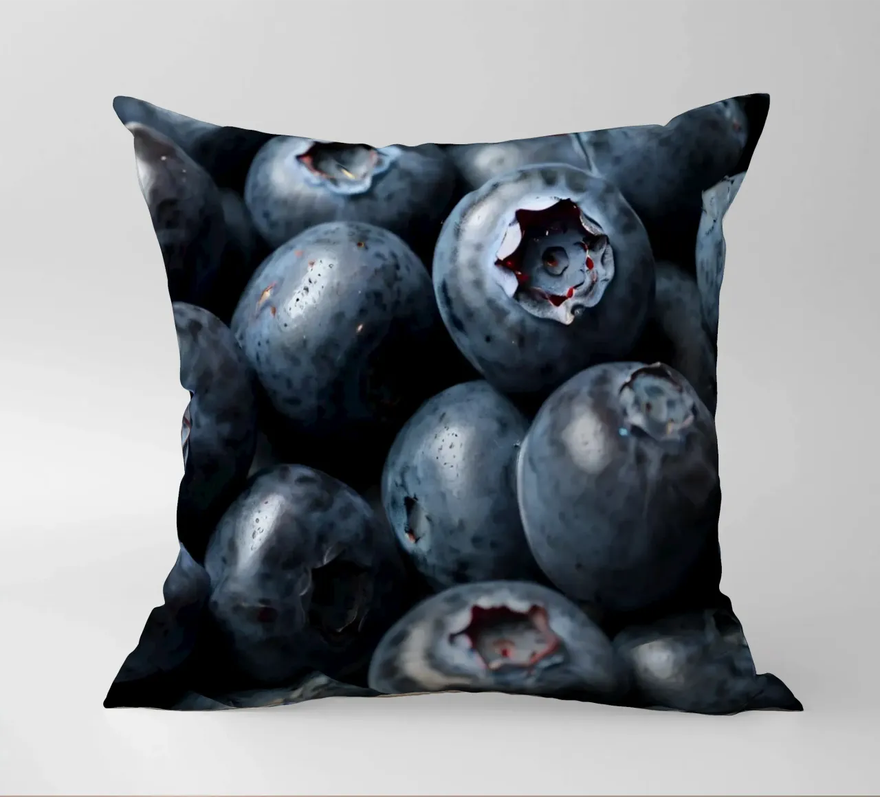 Mirtilli freschi raccolti in una fattoria locale cuscino da DesignDoodle